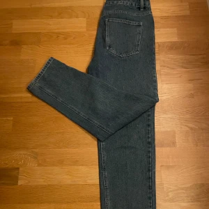 Blå jeansbyxor - Snygga blå jeansbyxor med klassisk design. De har en rak passform och är perfekta för en avslappnad stil. Byxorna har fem fickor och en knappgylf. Pris kan diskuteras vid snabb och smidig affär‼️