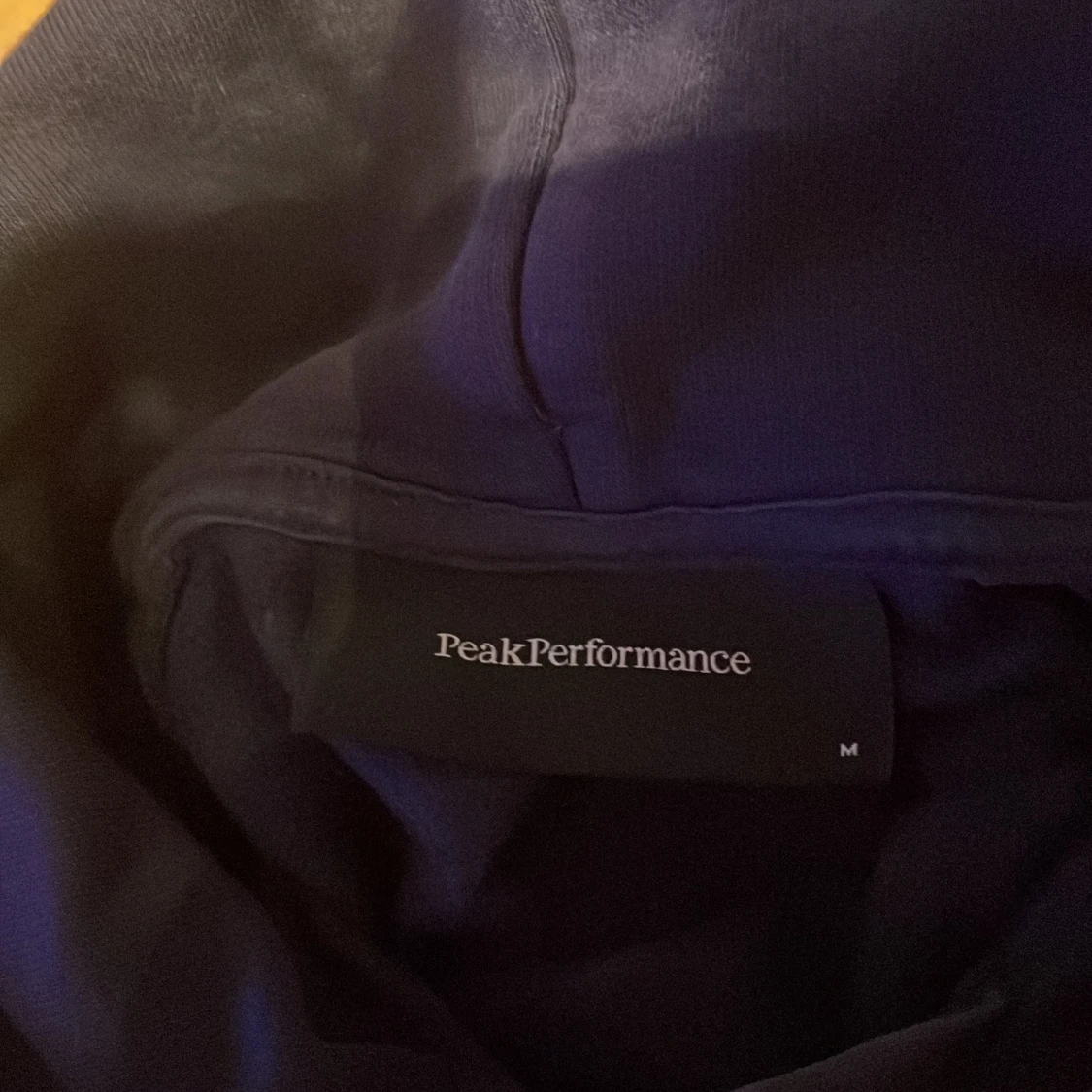 Mörkblå hoodie från Peak Performance - 2