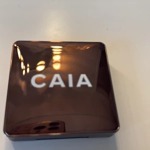 Bronzer från CAIA oanvänd - Oanvänd bronzer från caia som endast har öppnats. Kompakt design som är lätt att ta med sig. I färgen gold coast.
