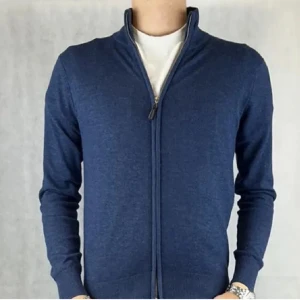 Blå kofta - INTRESSEKOLL…….Riktigt fet blå kofta. Kom privat om frågor eller funderingar. Består av 20% Kashmir.  Lägg prisförslag. TAR ÄVEN BYTEN!!