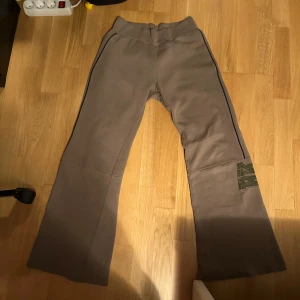 beige/bruna retro vintage mjukisbyxor  - flared mjukisbyxor som är super bekväma. storlek syns på bilden men de passar mig som har s i byxor. de är jättefina och vintage. 