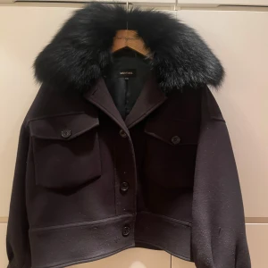 Svart kappa med päls från Meotine - Säljer pga av att jag inte har användning för den längre💕💕
