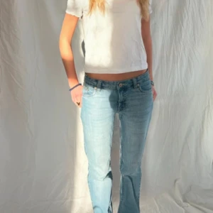 Ljusblå jeans med bootcut - Snygga ljusblå jeans med bootcut-stil. De har en klassisk femficksdesign och en knappgylf. Perfekta för en avslappnad look. Jättesnygga, skriv för mått 