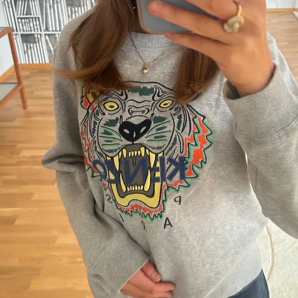 Kenzo sweatshirt i jätte bra skick! Köptes på NK för ett par år sedan. Är i storlek 14y men motsvarar en XS/S (för referens är jag 173 cm o den är varken för kort i ärmarna eller längden)🤩. Neuletakit & Villapaidat.