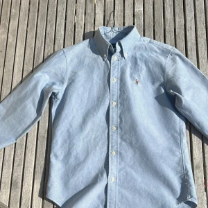 Ralph Lauren skjorta - Säljer den här skitsnygga Ralph lauren skjortan! Skick är 8/10 Säljer pga för liten. Frågor så är det bara att höra av sig!