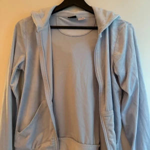 Flera hoodies i olika färger - Säljer flera mysiga hoodies i olika färger. De har långa ärmar, dragkedja och praktiska fickor framtill. Perfekta för en avslappnad stil.