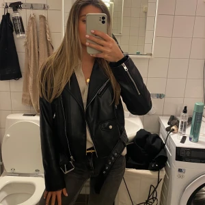Svart skinnjacka - Snygg svart skinnjacka från Zara. Använd fåtal gånger. Inga defekter. 💕