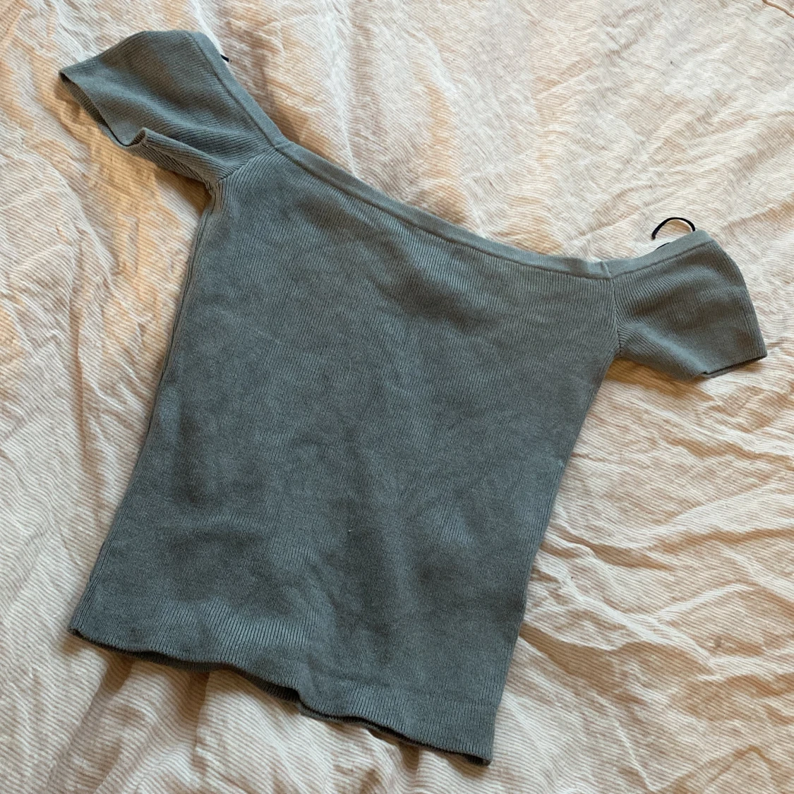 Grå offshoulder topp från H&M