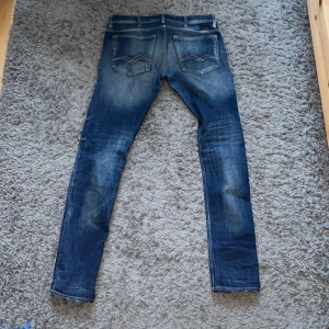 Blå jeans med fet tvätt från Replay - Snygga blå jeans från Replay, modell Jondrill med fet tvätt. Knappt använda✅