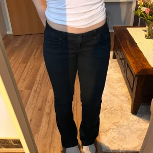Ltb jeans valerie - Snygga Ltb jeans i modellen valerie. Endast använda några fåtal gånger så i väldigt fint skick. Säljs då jag köpt ett par likadana i mindre storlek. Färgen är nattblå. Storlek 27/32💕Pris går att diskutera!
