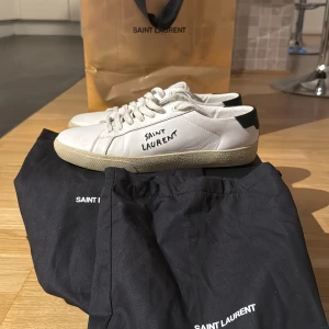 Saint Laurent skor - Saint Laurent skor i 8/10 skick. Köpt i Dubai i saint Laurent butik, kvitto är borttappad, men det medkommer limiterad påse från Dubai. Säljer de för ett bra pris i strlk 40 1/2