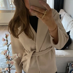 Beige kappa - Super snygg kappa från missäy. Perfekt för nästan alla väder och så stilren💕