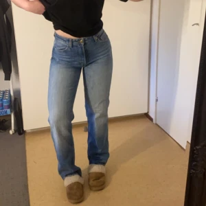 Jeans - Mörkblå jeans från Zara, knappt använda