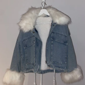 Päls jacka - Säljer min oanvända jacka som jag köpte förra året. Inget fel på den eftersom att den ej är använd. Den är i storlek S/M men den sitter lite mer oversized. Pälsen på jackan går att ta bort och justera💕