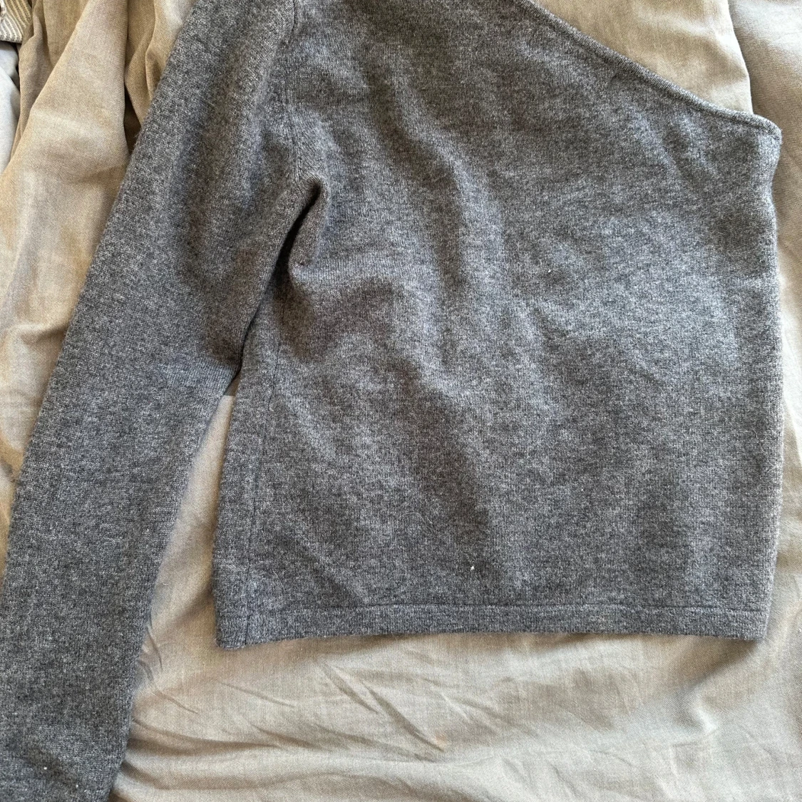 Grå oneshoulder tröja från Wakaku💕 - 1
