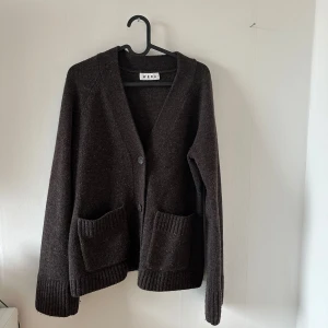 Kofta  - Figursydd mörkbrun stickad kofta från Wera i storlek S, köp på Åhléns. Är lite nopprig men inget man tänker på vid användning. Nypris 899kr