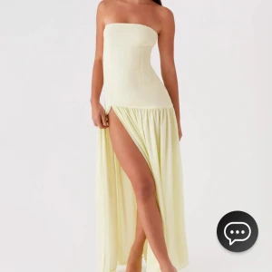 Peppermayo Ljusgul axelbandslös långklänning  - Elegant ljusgul axelbandslös klänning med en stilren design och hög slits. Perfekt för somriga tillfällen där du vill känna dig både bekväm och chic. Sitter så fint på! Använd en gång, så gott som ny. Säljer för 900kr men kan gå ner något i pris vid snabb affär. Kostade mig 1100 med frakt. 