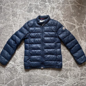 Moncler jacka  - Säljer min moncler jacka i storlek s🩷skriv för frågor. Jackan har inga defekter och är i ett väldigt fint skick