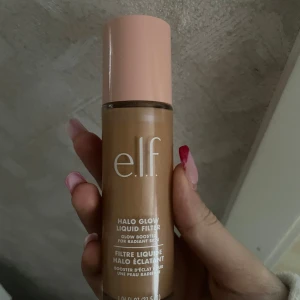 Elf halo glow shade 4 - Säljer denna halo glow i färgen medium, shade 4! Endast testad🌸 säljer då den passa inte min hudfärg!💕