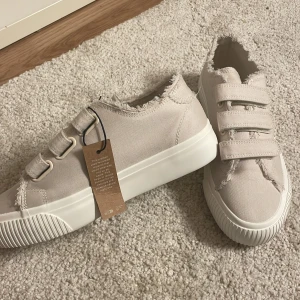 Beige sneakers med kardborreband - Snygga beige sneakers med frans kant och kardborre band, oanvända. Perfekt till sommarn!       OBS! Kan endast leverera med postnord #skor #kardborre #zara #sthlmstil #sommar 