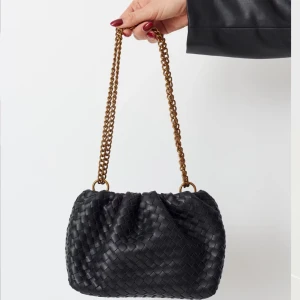 Handväska Gina Tricot  - Braided chain bag från Gina Tricot. Sparsamt använd, men inga tecken på användning✨ Skriv för fler bilder. Öppen för prisförslag!