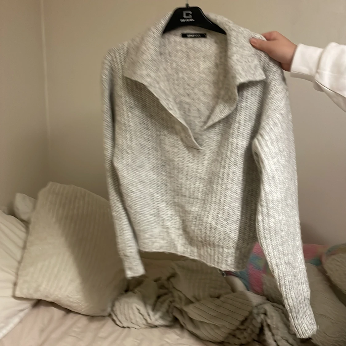 En grå tröja från Ginatricot