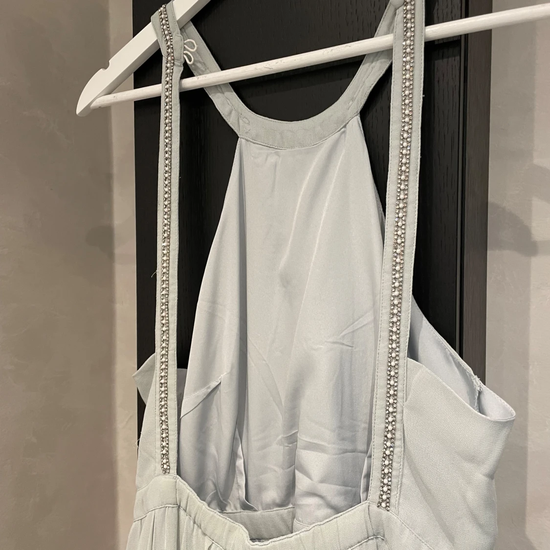 Ljusblå balklänning med pärldetaljer - 3