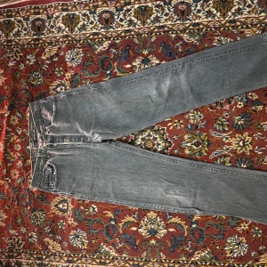 Grå jeans från Levi's - Säljer ett par klassiska grå 501 jeans från Levi's. De har en rak passform. W31 L32