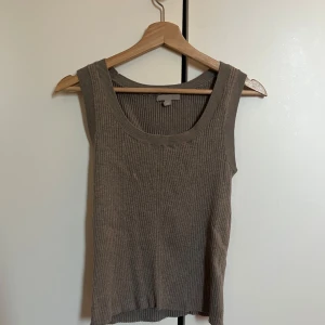 Beige ribbad linnetopp från H&M -  beige ribbad linnetopp från H&M. 