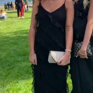 Balklänning  - Säljer denna balklänning som är använd under 1 dag. Från Gina tricot. Skriv för fler bilder ☺️