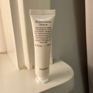 Niacinamide Serum från Jorgobé - Säljer ett Niacinamide Serum från Jorgobé med 5% niacinamid. Denna produkt hjälper till att balansera huden och minska orenheter. Tuben innehåller 15 ml och är perfekt för daglig användning för en jämnare hudton.