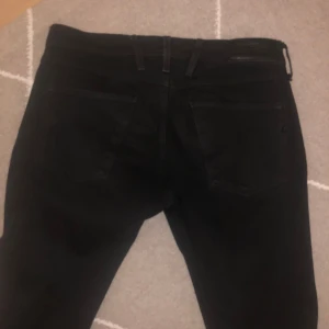 Replay anbass w32 svart - Replay Anbass w32 svarta, dem är i nytt skick o säljer eftersom jag växt ut, satt väldigt fint innan jag växte ut dem och dem är typ stretchiga också. Köpte för 1400 på rea så tycker att 950 är generöst pris annars lägg bud så svarar jag snabbt👌🏽😁