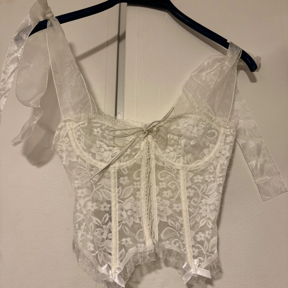 Vit spetskorsett med knytband