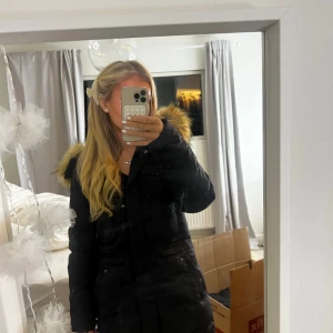 Svart vinterjacka från hollister - Säljer en snygg svart parkajacka med pälsdetaljer på huvan. Jackan har en klassisk design med dragkedja och knappar framtill. Perfekt för kyliga dagar. Kostar över 5000 som ny , toppen skick. Priset går absolut att diskutera 