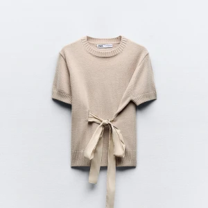 Beige kortärmad tröja från Zara - Supper söt och fin tröja från Zara som inte säljs längre. Tröjan har en knytning i midjan som ger en fin detalj och är tillverkad i ett mjukt material. Perfekt för en avslappnad look💗Den är en blandning av rosa och beige. Använts fåtal gånger och därför i ny skick. Väldigt efterfrågad och kan kläs till vad som helst💗 Är i storlek S men passar XXS-S. Pris kan gärna diskuteras💗💗 Köparen står för frakten⚠️⚠️