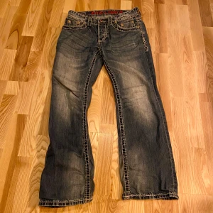 Olimp Jeans - Säljer dessa snygga Olimp jeans med galna detaljer, jeansen är i bra skick förutom lite heeldrag, annars finns inga märkbara tecken på användning. Skriv om du har frågor, pris kan diskuteras
