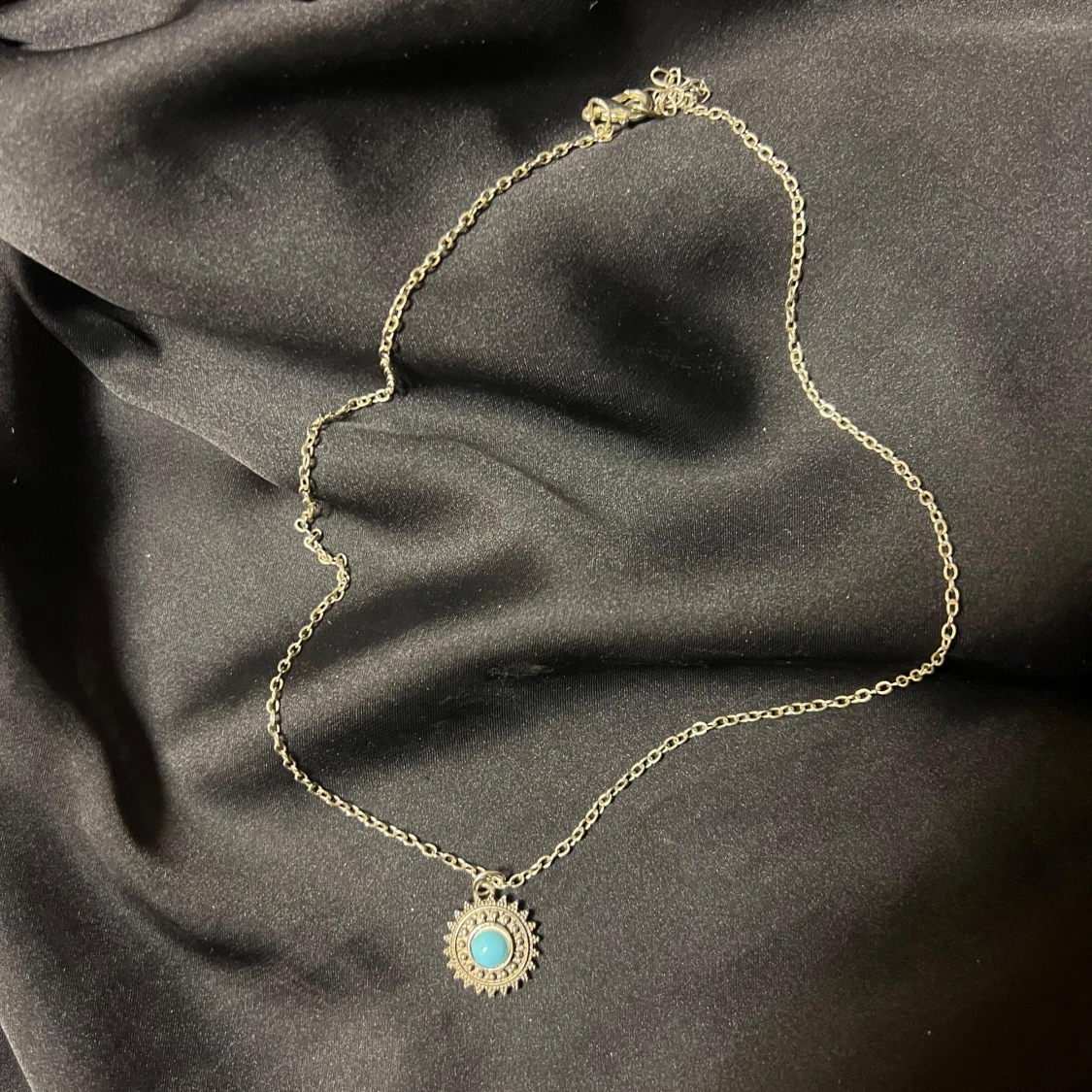 Halsband med turkos hängsmycke - 1