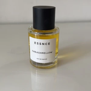 Carashmellow - Säljer min nästan helt oanvända parfym från essnce då den tyvärr inte var för mig!