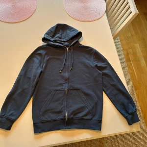 Hoodie  - Hoodie med dragkedja från HM. Strl XS. Snygg blå färg. Fint skick.