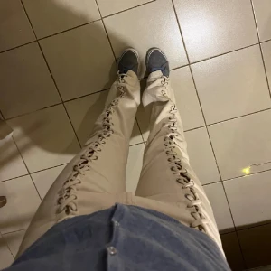 Jeans med knytning - As coola jeans, bra skick, strl 38