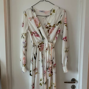 Klänning - Superfin sommarklänning i strl xs, men sitter inte åt runt midjan och har stort utrymme för bysten. Passade mig som normalt bär S/M i tröjor. Knappt använd förutom enstaka dop eller liknande. :)