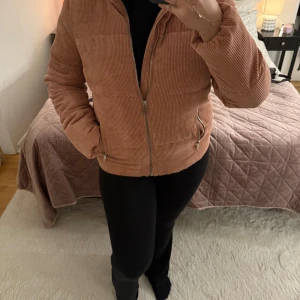 Rostfärgad manchesterjacka från Jacqueline de Yong - Säljer en snygg rostfärgad manchesterjacka från Jacqueline de Yong. Jackan har en dragkedja framtill och långa ärmar. Perfekt för höst och vår med sin mjuka och bekväma passform.