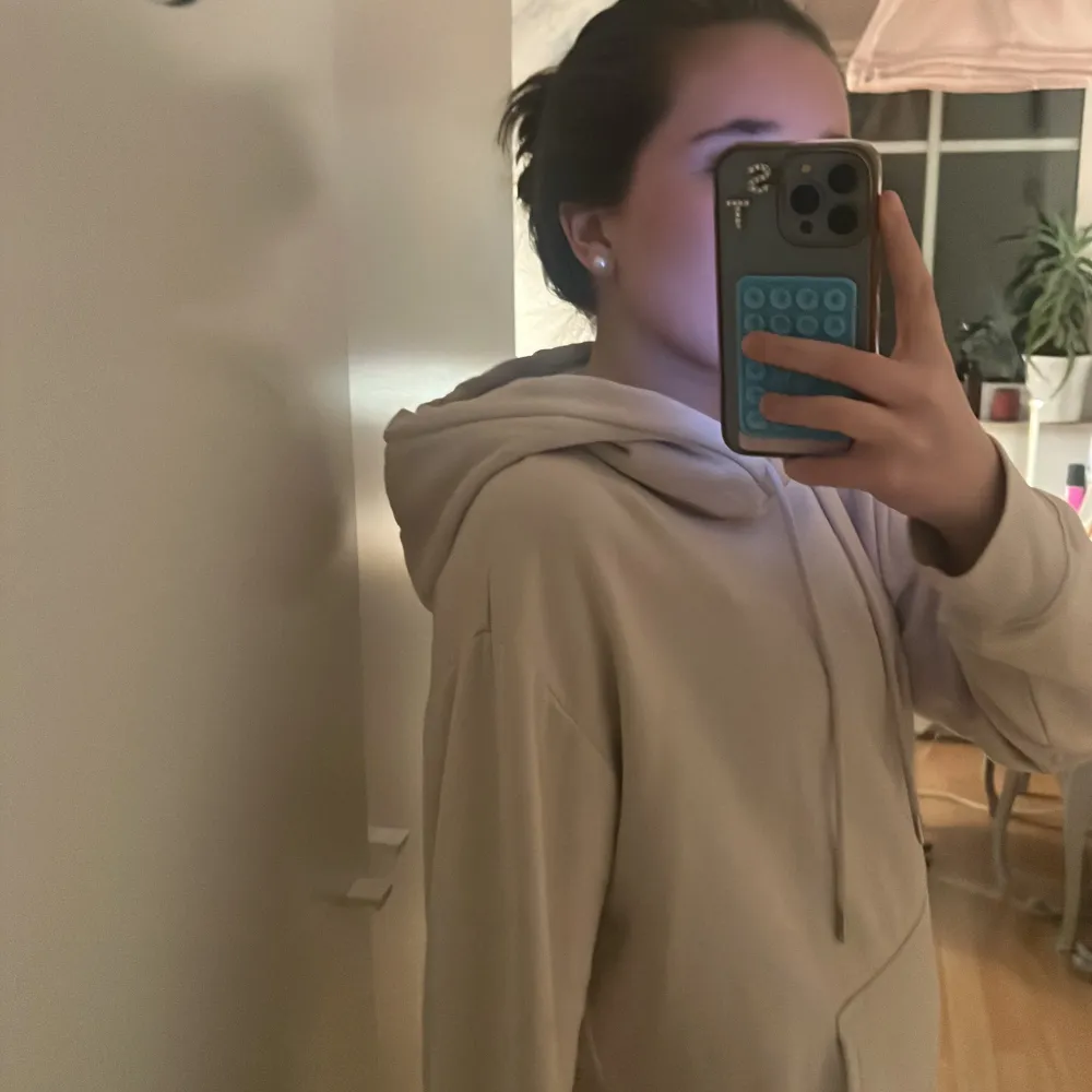 Säljer denna jätte snygga hoodie från HM😇🥰 säljer eftersom den inte kommer till användning så ofta, skriv för mer bilder eller prisförslag🤗. Hupparit & Collegepaidat.
