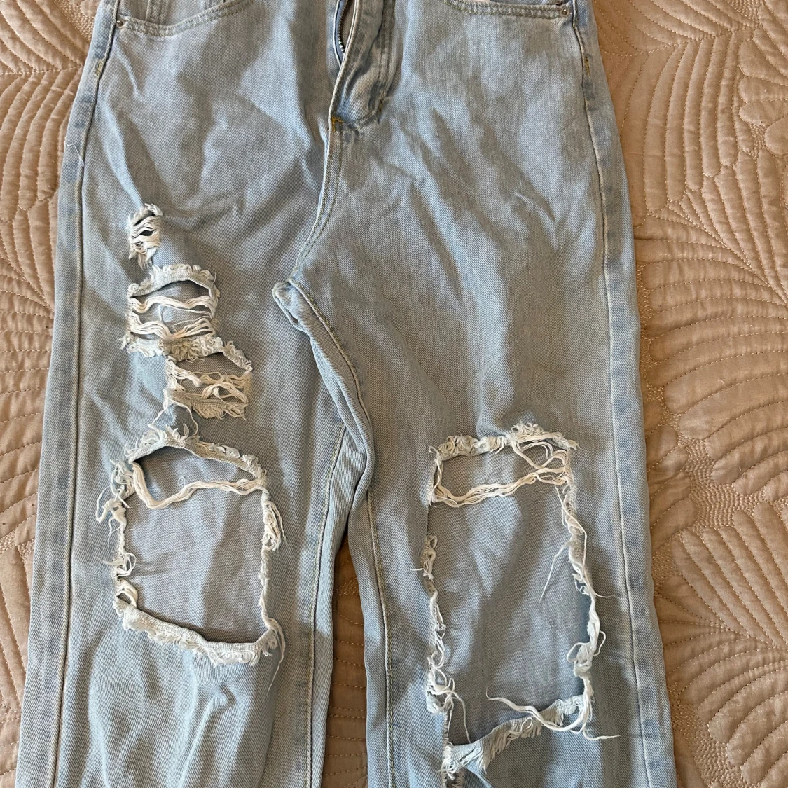 Ljusa jeans med slitningar - 1