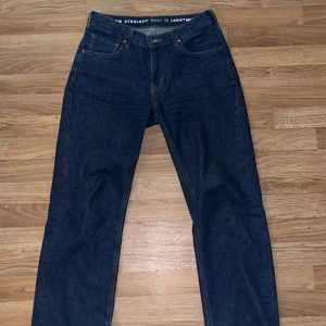 Bik bok Mörkblåa jeans  - Säljer ett par mörkblå jeans från bik bok med låg midja och rak passform. Perfekta för en avslappnad stil.