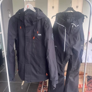 Dop Skidjacka  Herr Black strl M - Säljer en svart Dope  jacka  herr strl M mer info på denna länk https://www.dopesnow.com/se/adept-snowboardjacka-man-blackout
