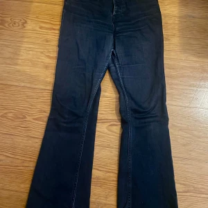 Svarta utsvängda jeans  - Ett par svarta utsvängda jeans från Gina Tricot i storlek 36!! Använd flertal gånger och köpa för flera års sen därav slitningar/hål vid innerlåren!