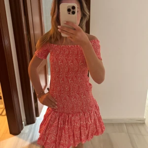 Röd offshoulder klänning - Säljer en jättefin rosa klänning💕💕💃