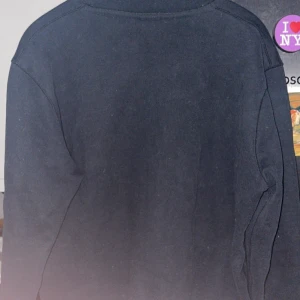 Svart tröja från Boss - Säljer en stilren svart tröja från Boss med liten logga på bröstet. Tröjan har långa ärmar och en klassisk rund halsringning. Perfekt för en avslappnad och snygg look.