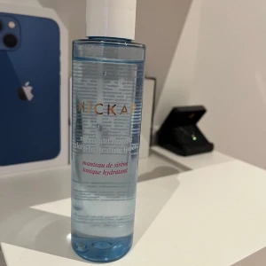 Hickap Deep Hydration Toner - En återfuktande toner från Hickap i en genomskinlig blå flaska med vit kork. Perfekt för att ge huden en fräsch och återfuktad känsla. Innehåller närande ingredienser för att förbättra hudens textur och lyster. Använd 1 gång.